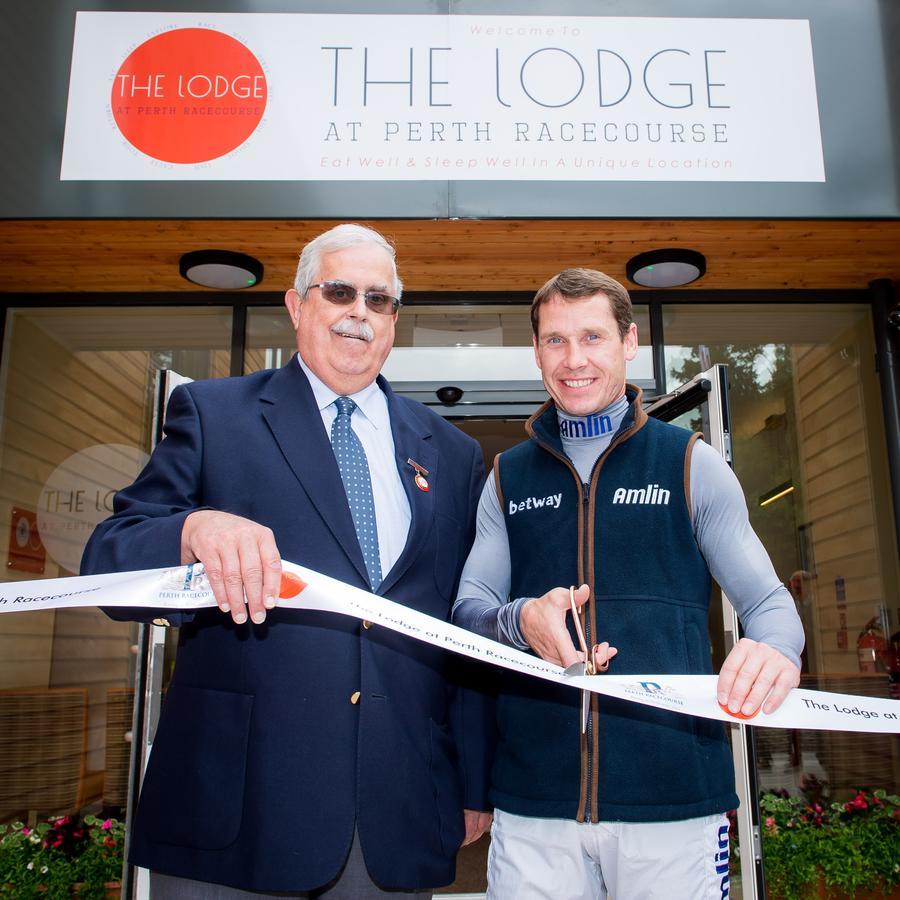 The Lodge At Perth Racecourse エクステリア 写真